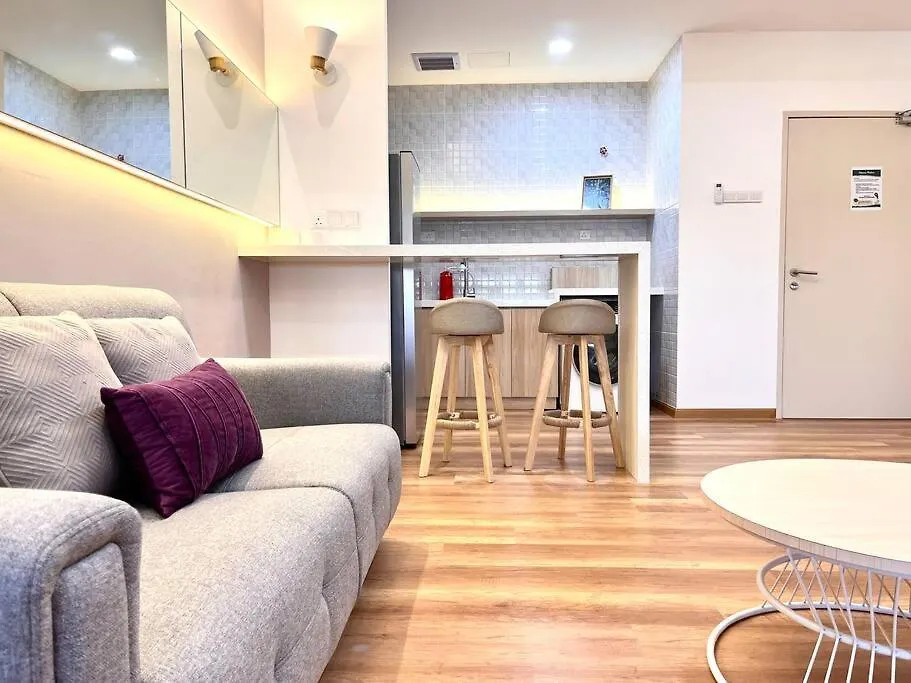 Apartment Urban Vista @ The Quartz Residence: City Center Retreat With Infinitypool Malacca