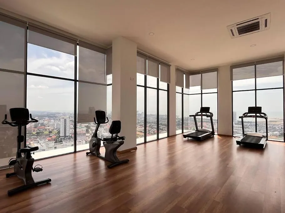 Urban Vista @ The Quartz Residence: City Center Retreat With Infinitypool Malacca
